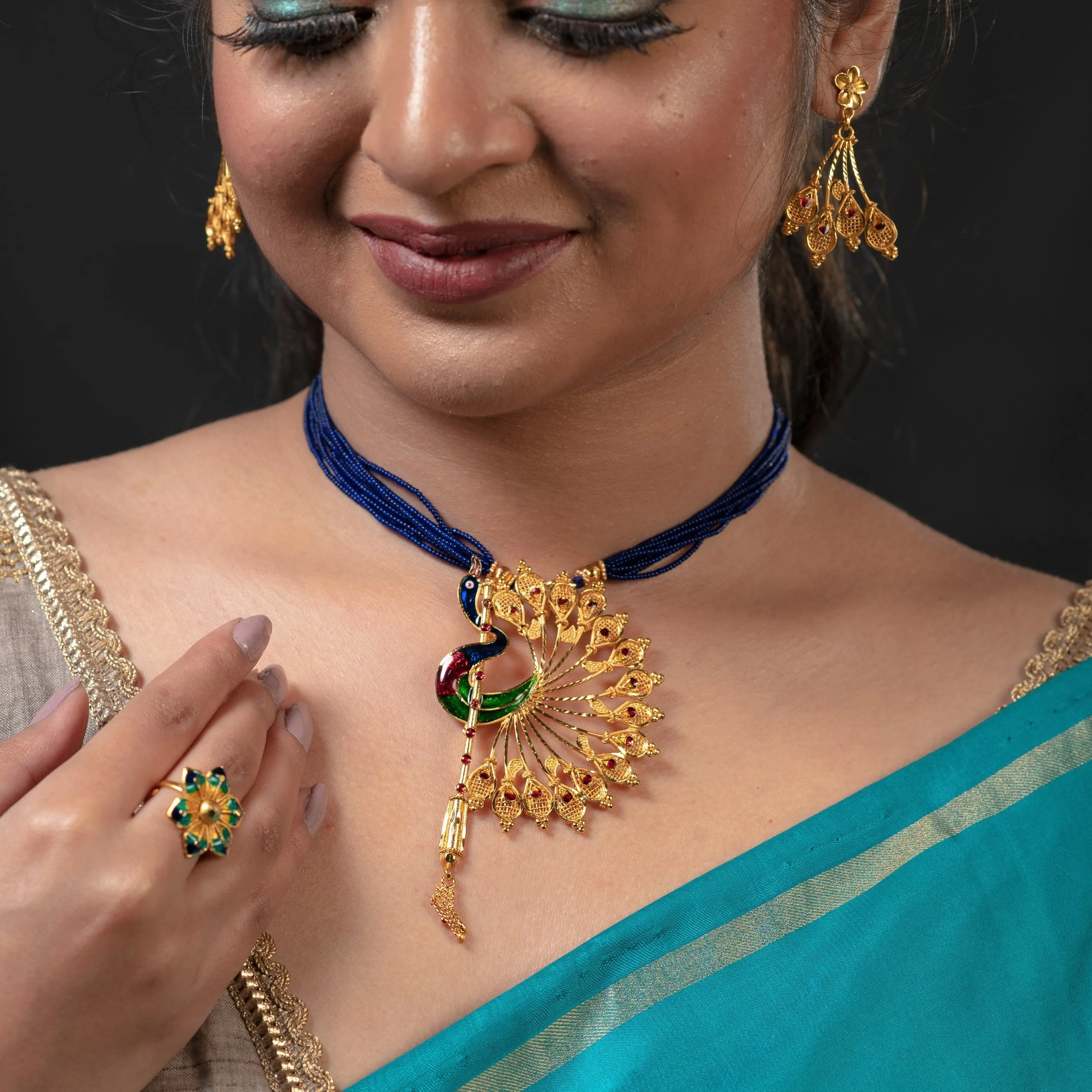 Hangsomukhi Mayur Pendant With Matching Earrings