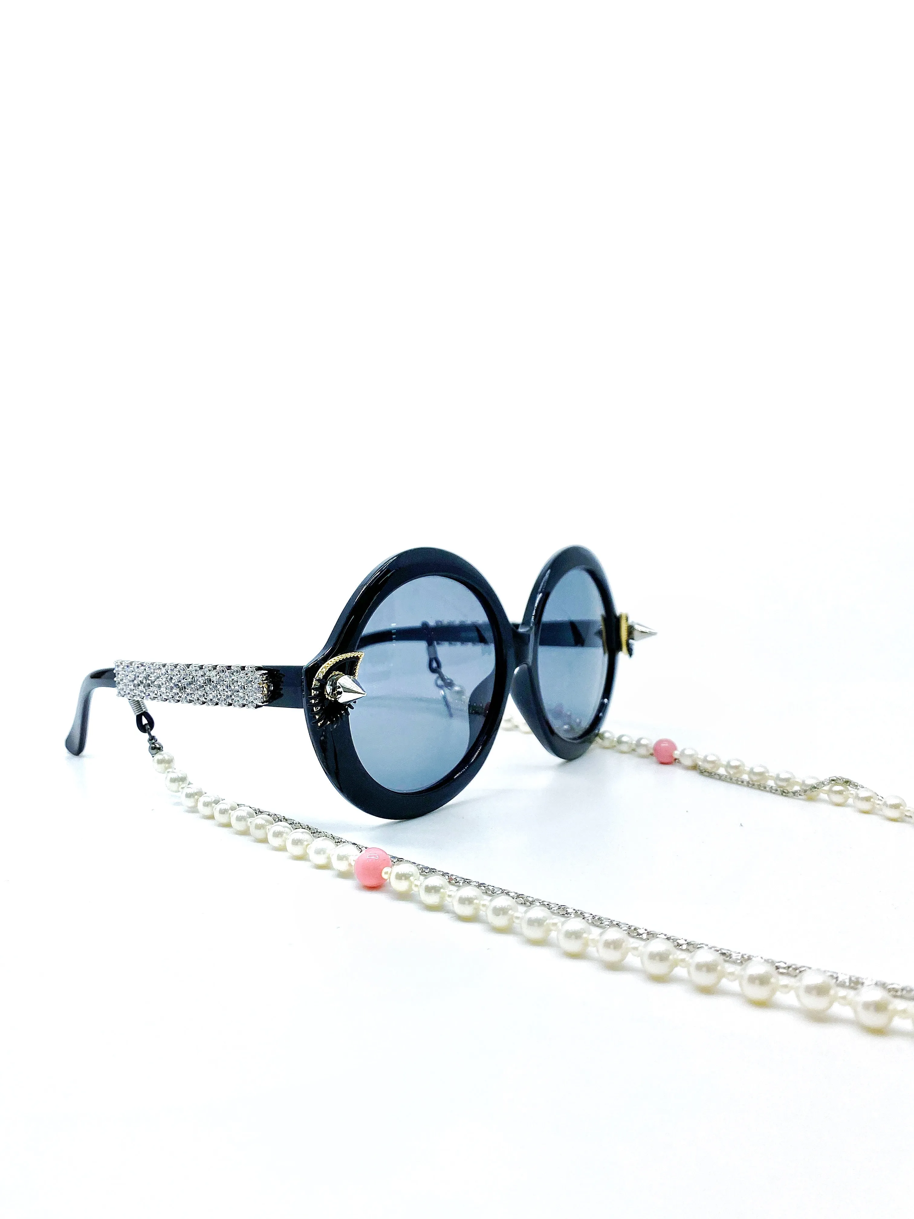 ROUND-FRAME SUNGLASSES WITH PEARLY PRINCESS CHAIN